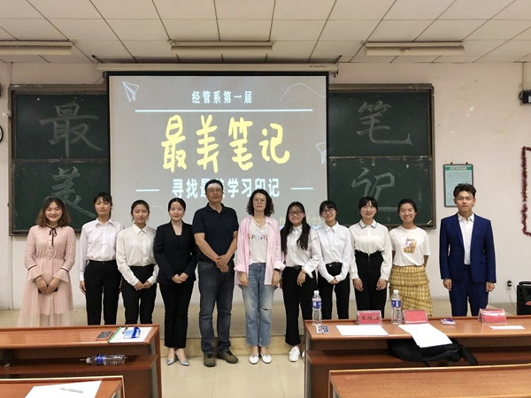 获奖学生与老师合影
