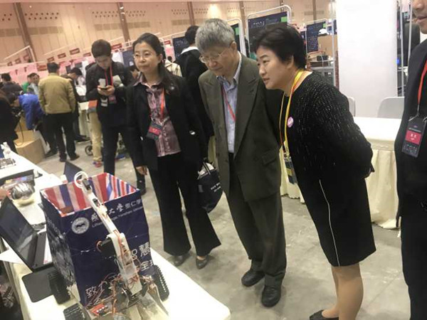 北大陈院士及大赛发起人张海霞教授参观我院学生团队作品