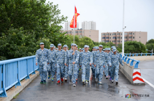 雄赳赳,气昂昂,踏上了军训之旅。(赵昶宇 摄)